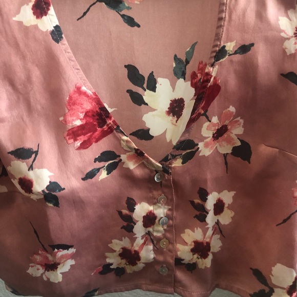 A pink floral crop top only worn once - Picture 3 of 5